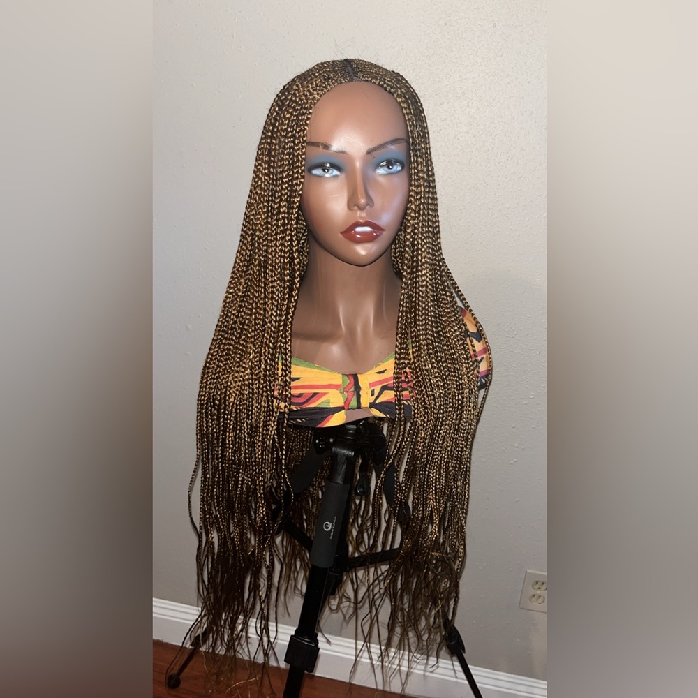 Cute gluesless wig.